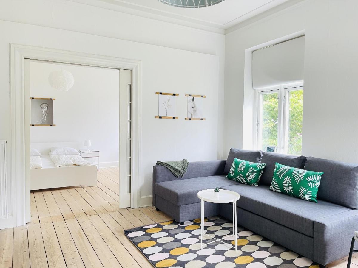 Aday - City Central Mansion - 1 Bedroom Apartment With Garden Aalborg Exterior photo